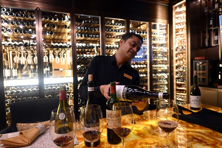 ワインセラーの中でテイスティング。こちらがロヘさん。