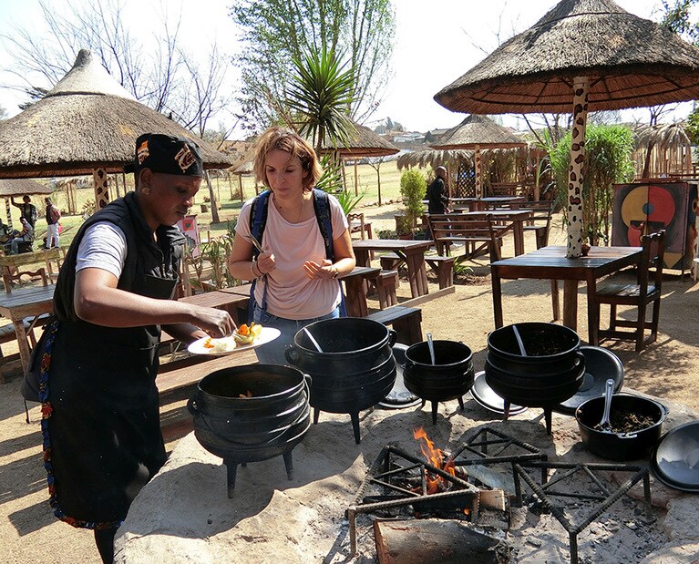 ツアーには「アウトドアレストラン」でのランチもつく。キャンプ気分で食べる料理はおいしい！