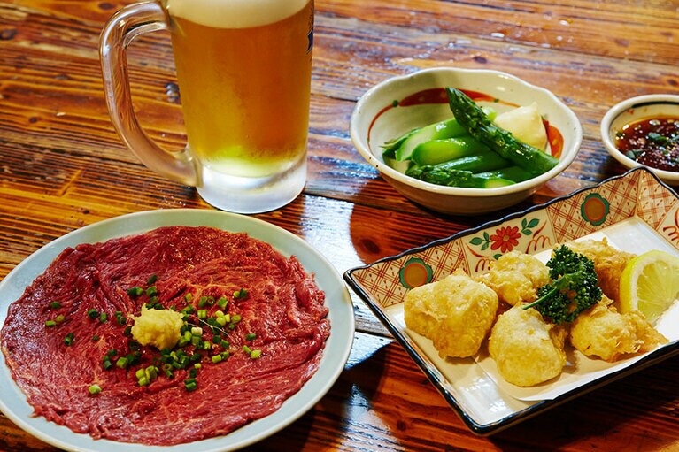 骨付ふぐビール揚げ(900円)、さくらさしみ赤身(1,300円)、ゆでアスパラ(450円)、ビール(600円)。シンプルだからこそ素材のよさが光るつまみは、どんな酒とも相性よし。