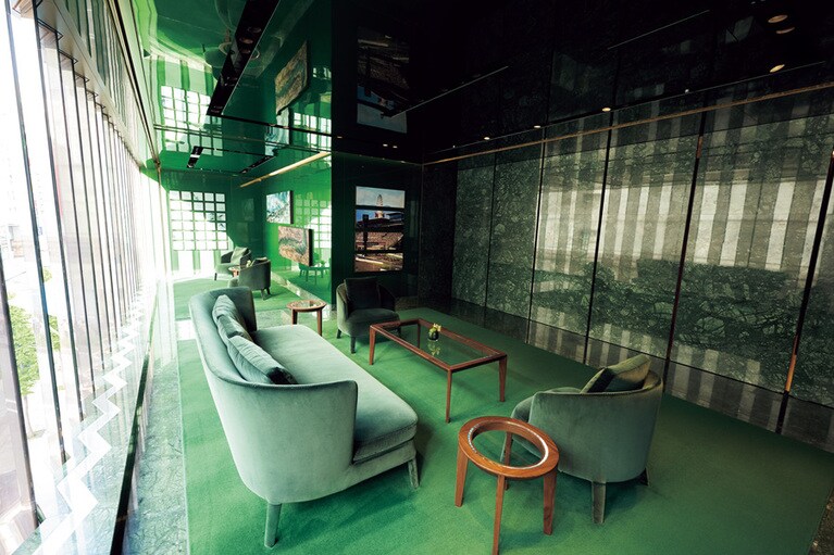 中央通りに面して、大きく窓が取られた3階のプライベート レセプションルーム。