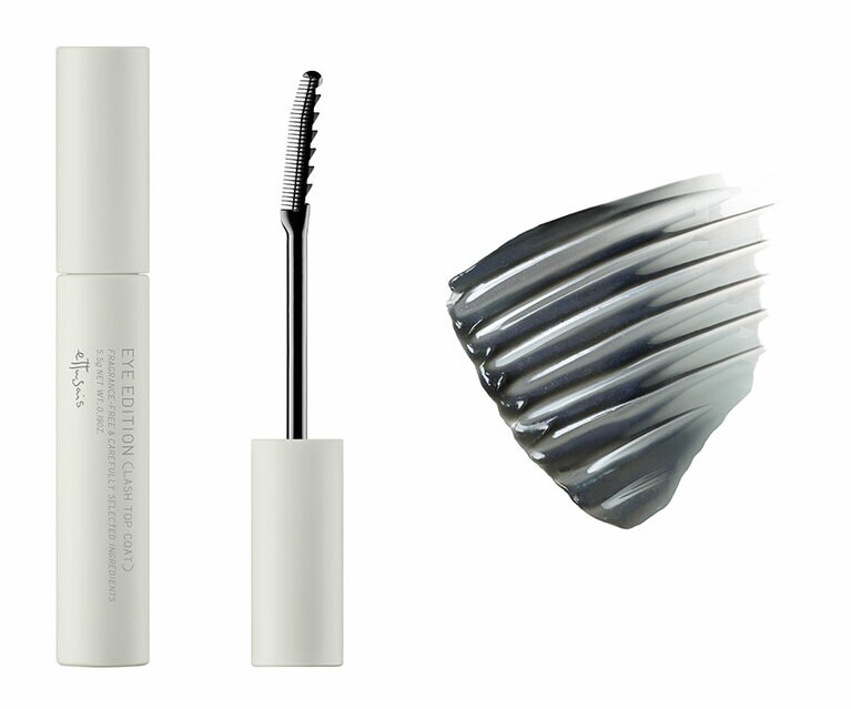 細くて平たいコームでカールアップとセパレートをした後、ギザギザブラシ側にマスカラ液をたっぷりつけて根元から塗ると、根元は太く毛先が細い、きれいな束感まつ毛に簡単に仕上がる。汗・涙・皮脂に強く、パンダ目を長時間防止してくれるのも心強い。色は、ツヤ感と透明感のあるブルーパール配合のブラックで、まつ毛を黒く美しく引き立てる。アイエディション（ラッシュトップコート）　01 ラスターブラック 1,650円／エテュセ