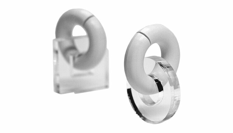 自分好みのパーツを組み合わせてコーディネイトできる遊び心満載のgumイヤリング 3,850円／ACRYLIC