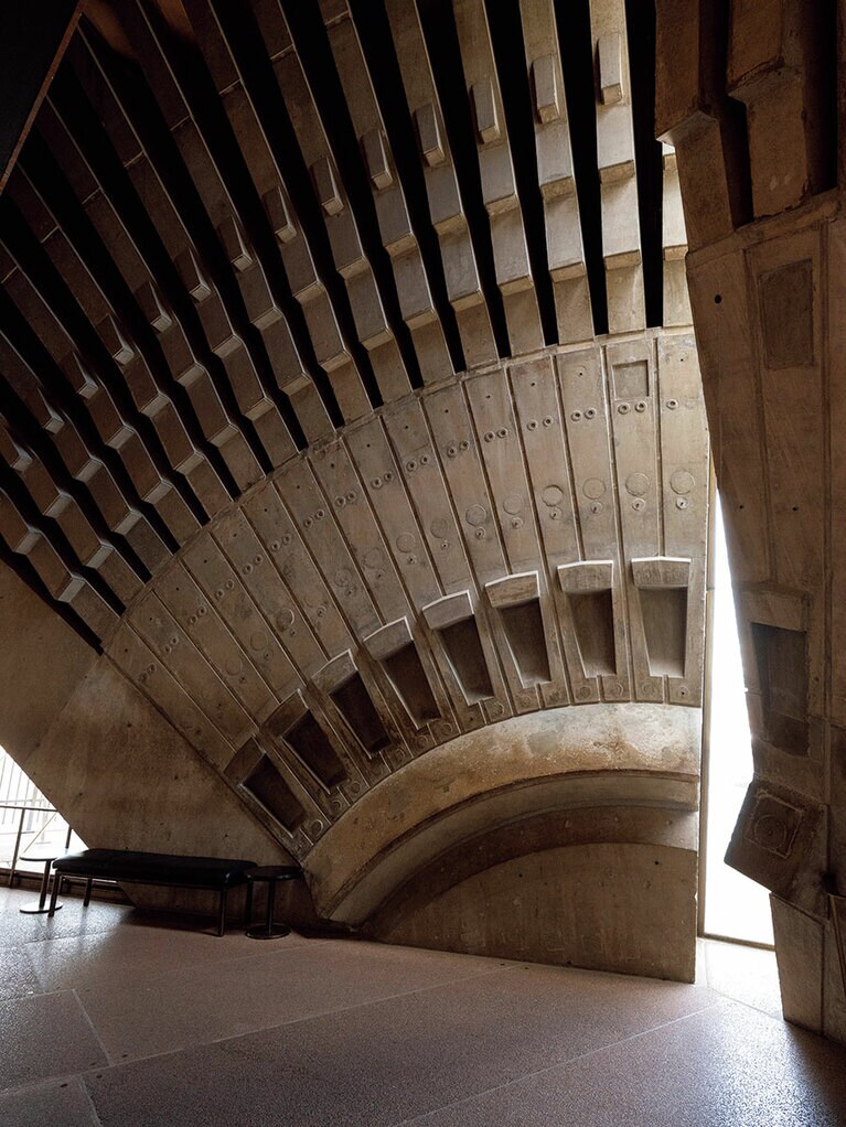 海辺に連なるオペラハウスの建物のなかでも最大を誇るコンサートホールの内部。巨大なシェルを支える構造が描く幾何学模様が、これまでの建築にはない独自の美学を生み出した。