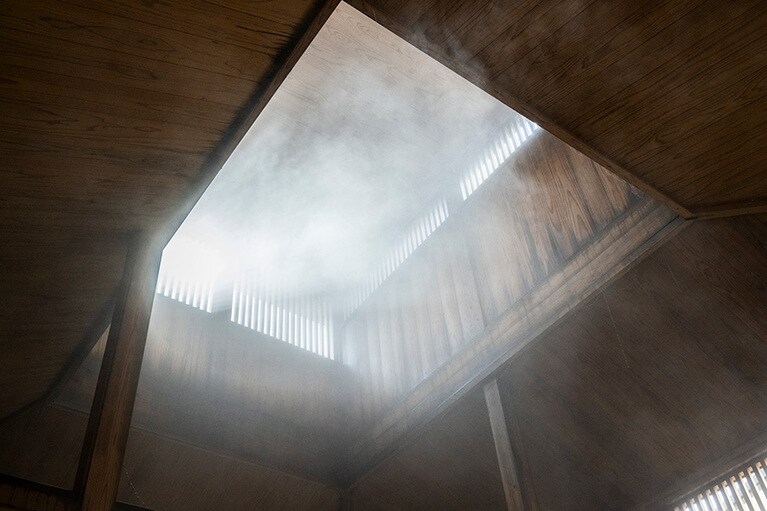 天井が高く、湯気が抜けていく構造になっている熊の野手洗湯。