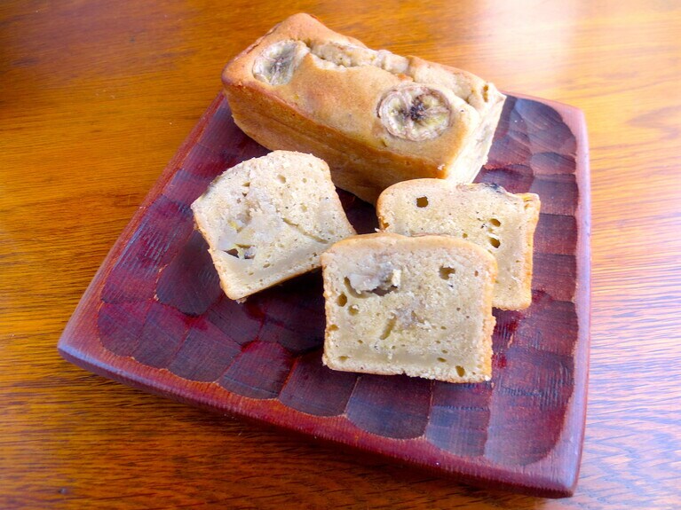 隠れた人気商品「バナナケーキ」ホール1200円。