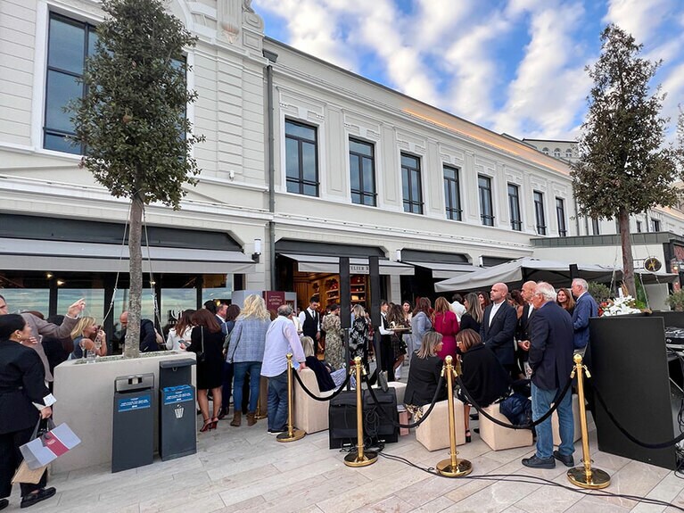 「アトリエ・レブル・ヘリテージストア」のオープニングレセプション。地元トルコの有名人が多数訪れていた。