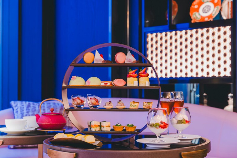 「京風コラボアフタヌーンティー　“いちご×井筒八ッ橋本舗×フレンチの技法”」のイメージ。平日1名7,000円、土日祝1名7,500円（ともに税・サ込）。要予約。提供期間／～2025年5月6日（火・振休）まで。