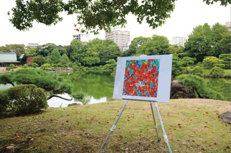 「アートパラ深川おしゃべりな芸術祭」より。清澄庭園にアートが溶け込む。