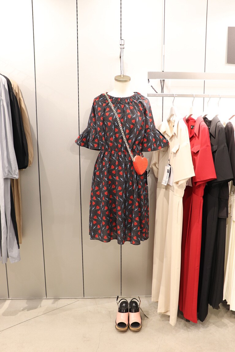 「ワンピース(5分袖)(ローズ)UNDERCOVER」2,990円、「ハートミニバッグUNDERCOVER」1,990円、「ウエッジサンダルUNDERCOVER」3,490円。