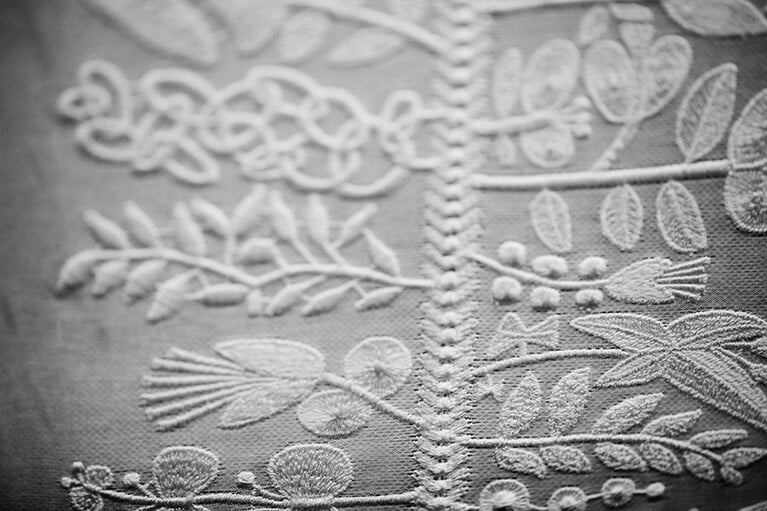 展示作品：“forest parade”2012-SS photo:L.A.TOMARI。森を彩るモチーフを刺繍で表現。