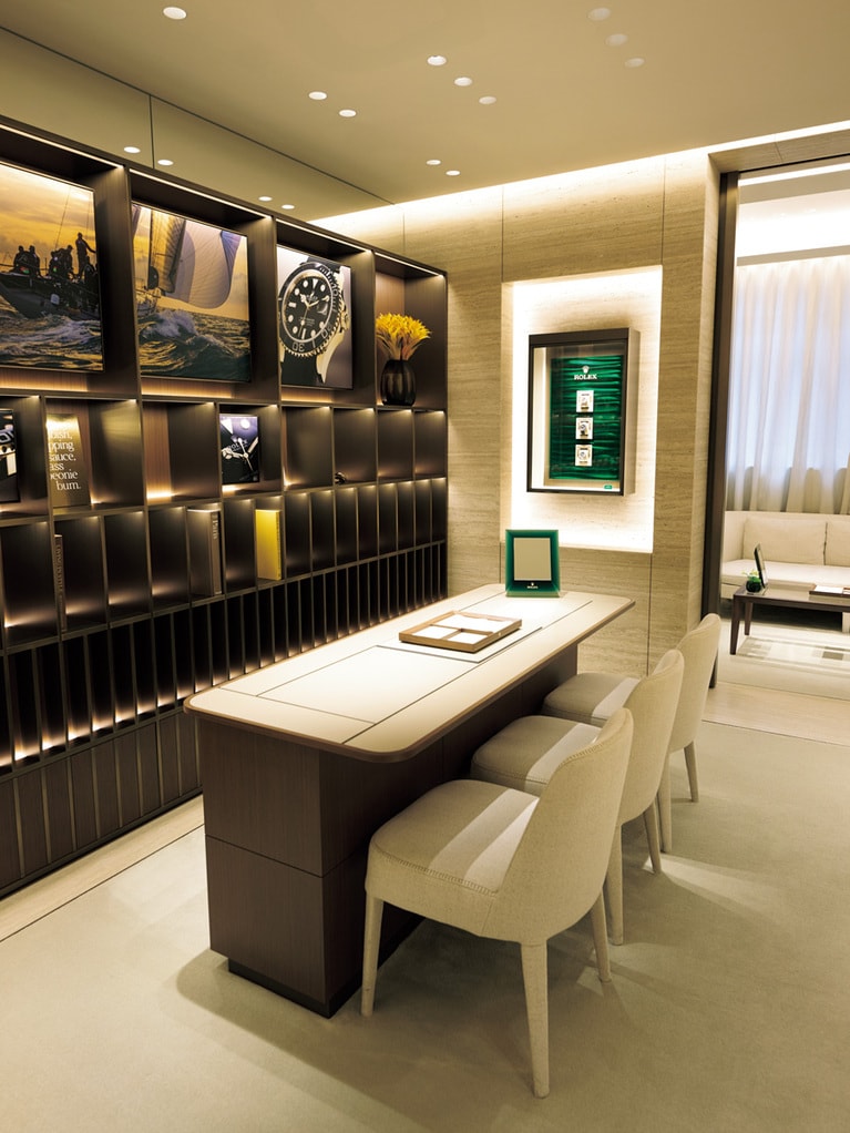 各フロアでカラーが異なり、地下1階から2階はベージュを基調。3階はロレックス グリーンが彩る空間に。