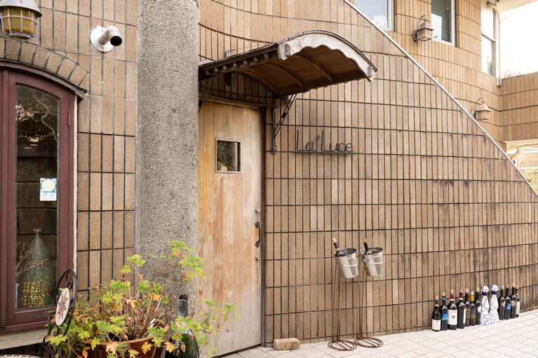 小町通り横の小さな細道にあるお店の入り口。