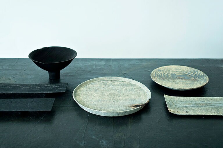 木工家ユニット「Shimoo Design」の木皿ほか 9,000円～。