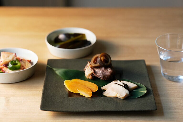 京料亭の肴を自宅でしっぽりと。晩酌セット〈水茄子の浅漬け、自家製カラスミ、〆鰆燻製、和牛キンピラ、下津井タコ〉6,480円。