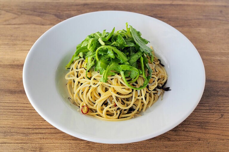 春菊のマリネのっけペペロンチーノ。