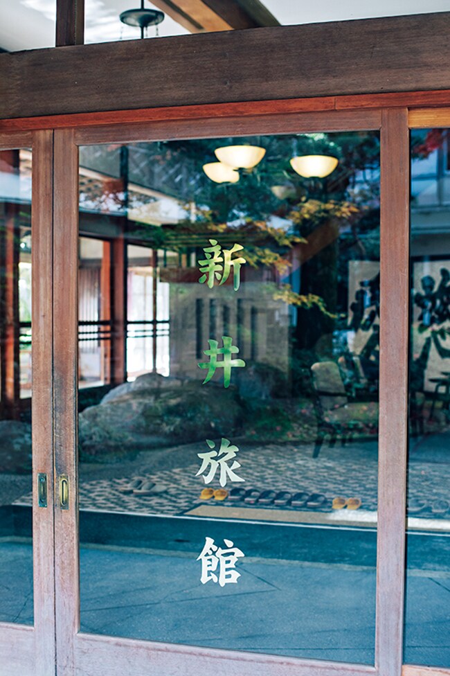 【新井旅館】間口の広い正面玄関。前の車寄せは中央を高く突き上げた造りで、平等院鳳凰堂を模したと伝わる。Photo: Masahiro Shimazaki