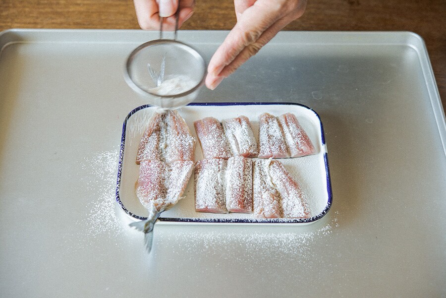 秋刀魚に小麦粉をまぶす際は茶こしを利用すると、ムラなく、満遍なくまぶすことができます。
