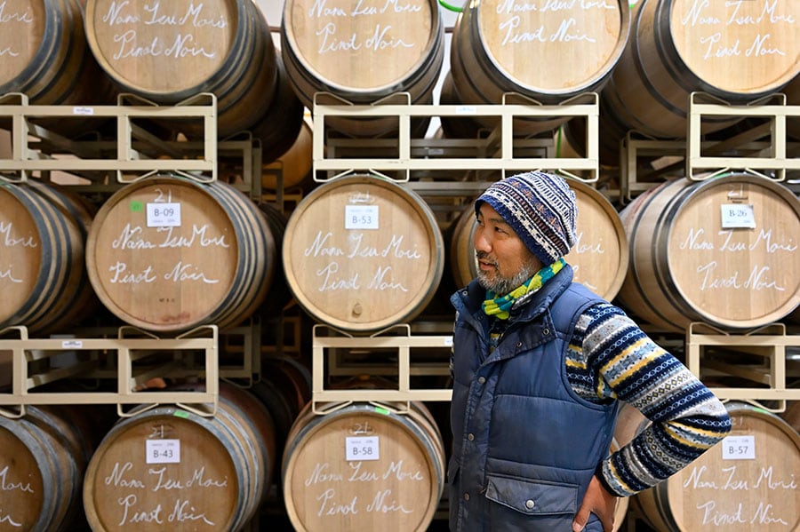 【Domaine Takahiko】曽我貴彦／長野県出身。小布施ワイナリーの創業家に生まれる。2010年に余市に入り、「ドメーヌ タカヒコ」を設立。「個人的にはワインにとっていま面白い相手は鮨。酢飯の酸とワインがお互いに歩み寄れば、また新しい味の世界が生まれるかもしれない」。