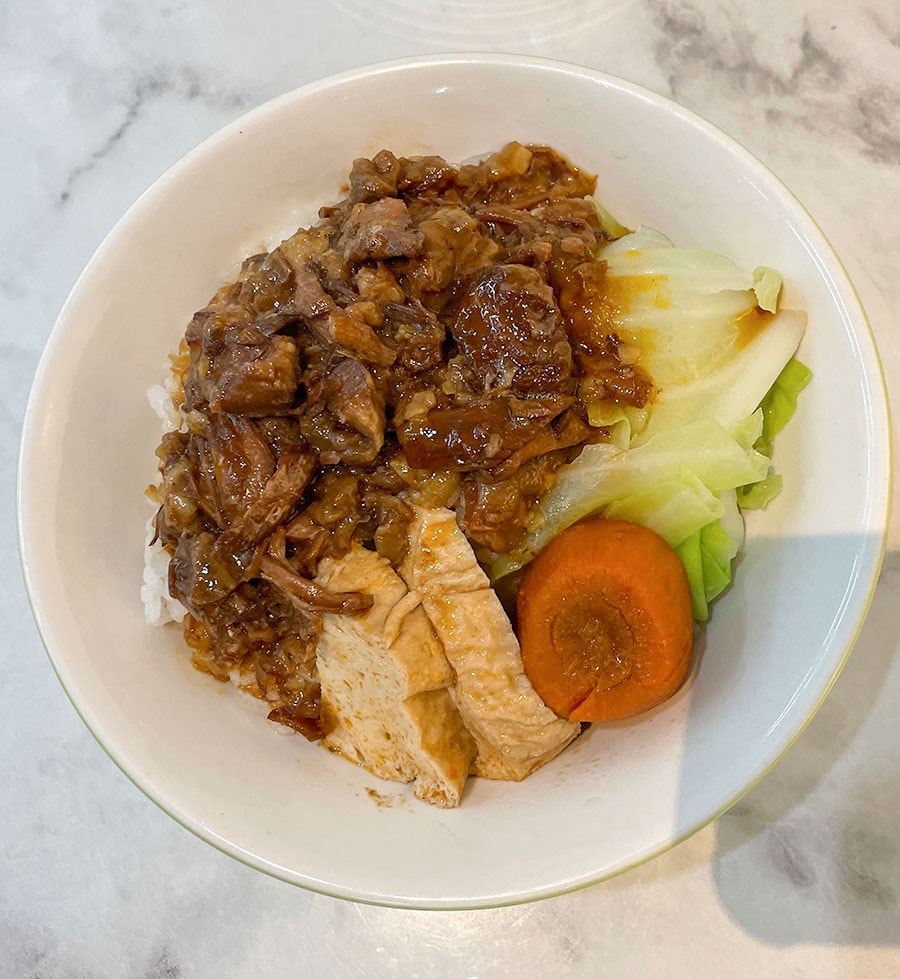 魯肉飯は豚肉のイメージがあると思いますが、これはまさに牛丼。台湾版牛丼をぜひご賞味ください。