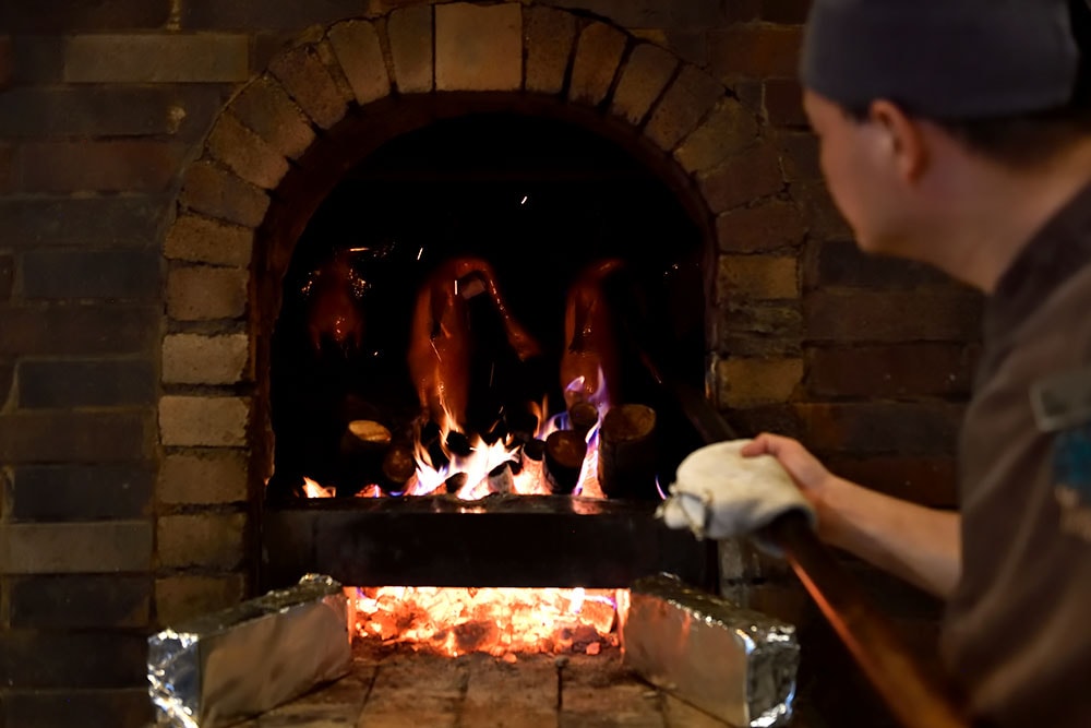 看板料理のひとつが焼味。専門の職人が、ライチの木で、伝統的な中華風ロースト肉を焼き上げる。