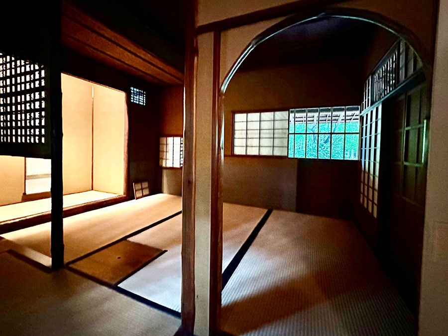 竹や皮付き丸太を使用した3種類の平天井のある茶室。各部屋違う天井や欄干を見るのも楽しみのひとつ。