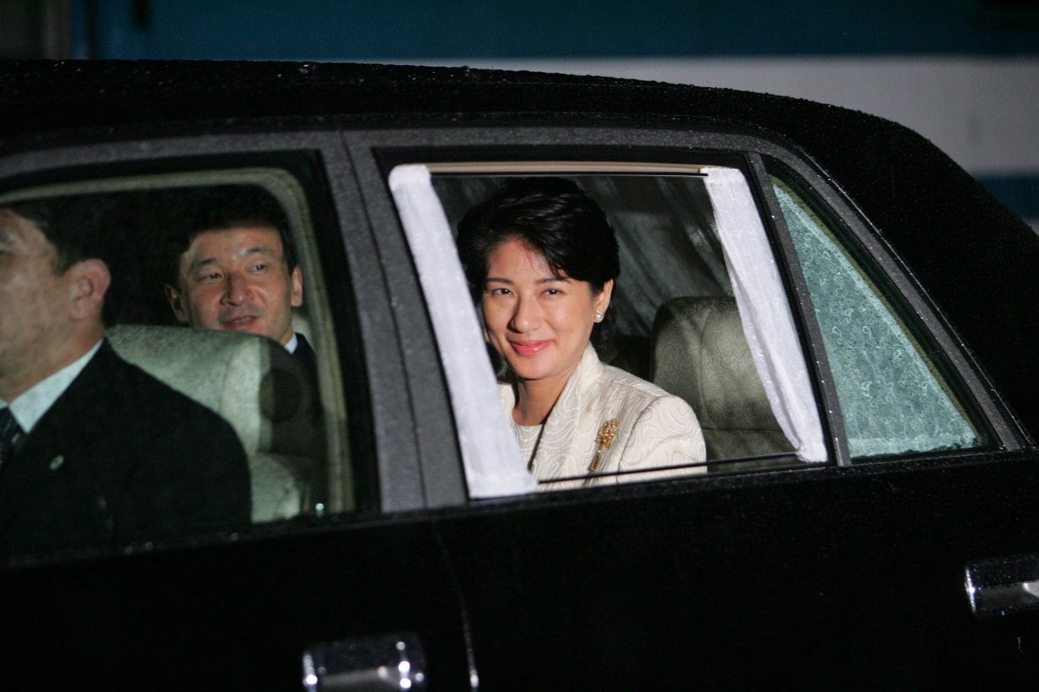 2004年10月20日、美智子さまの誕生日をお祝いする夕食会のため、皇居を訪れられた　©JMPA