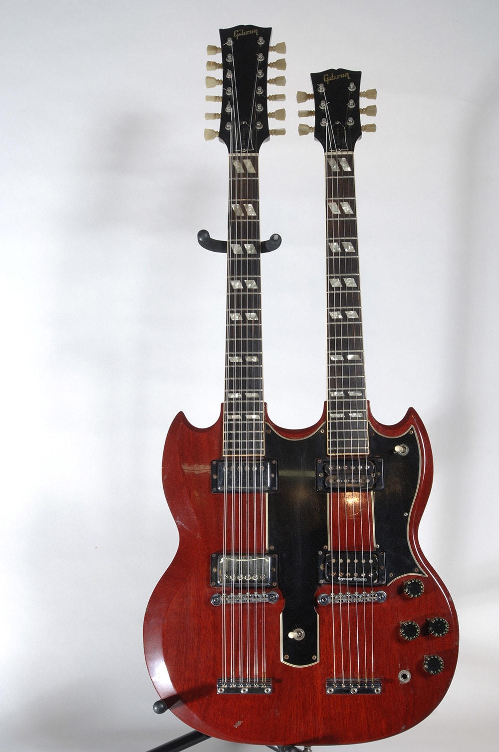 ギブソン社製ジミー・ペイジのためのエレクトリックとアコースティックのダブルネック・カスタム・ギター。「天国への階段」で使用。©The Metropolitan Museum of Art