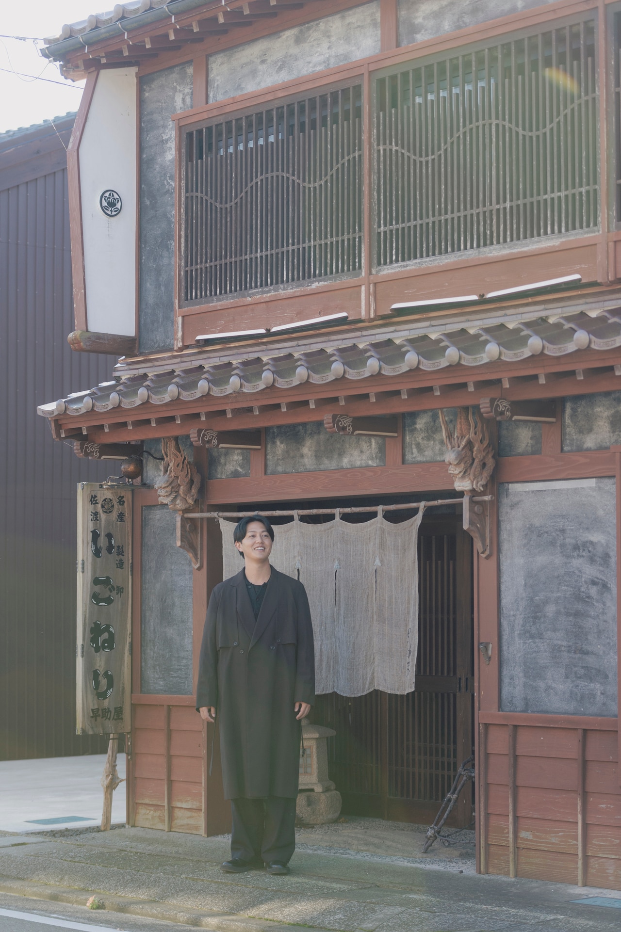 佐渡の郷土食として古くから愛されているいごねりを専門に製造する早助屋さんの前で。