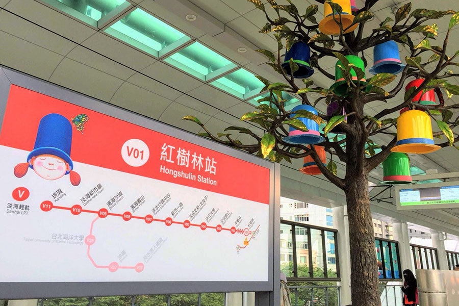 路線図、全11駅(V01紅樹林駅～V011崁頂駅)、乗車時間は約30分。