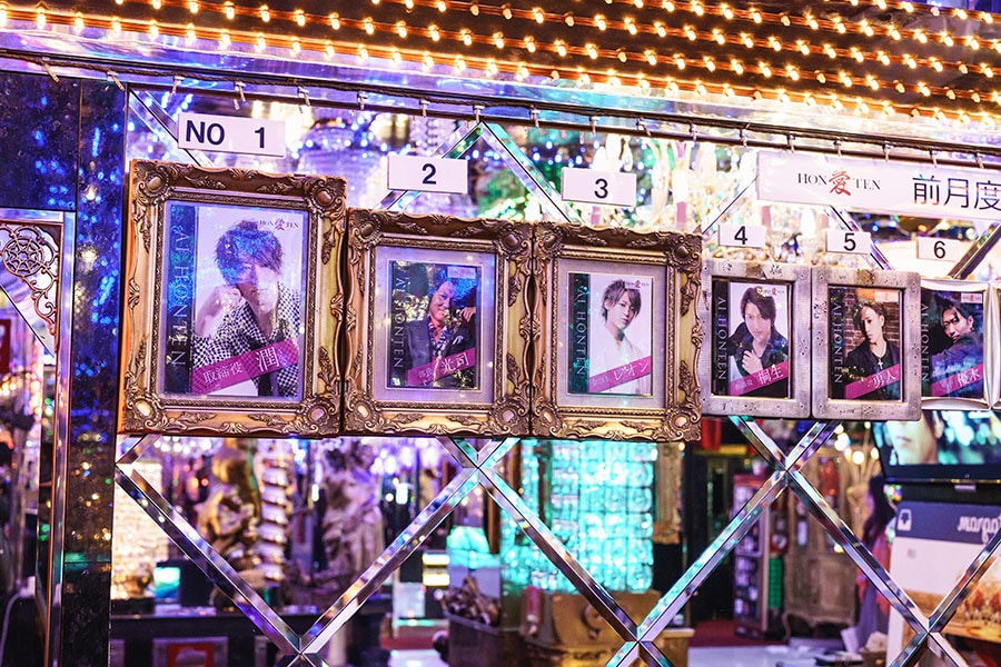 店内に飾られた前月度の売上げ上位ホストのパネル。美島さんは堂々のNo.2だった。