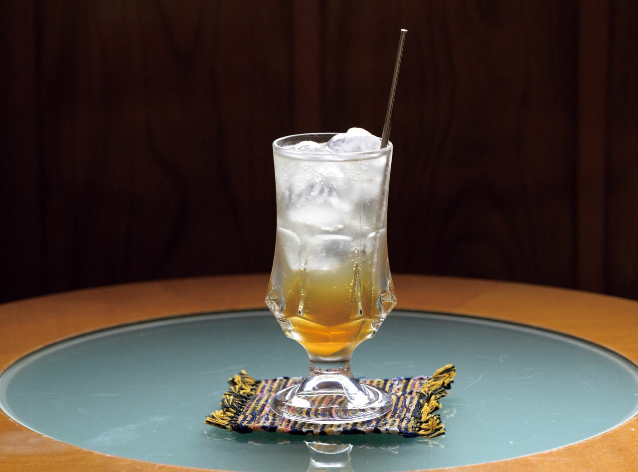 ハマゴウ、カヤ、クロモジ、ジュニパーベリーといった佐渡の植物でつくった自家製のコーラ「小木クラフトコーラ」500円。