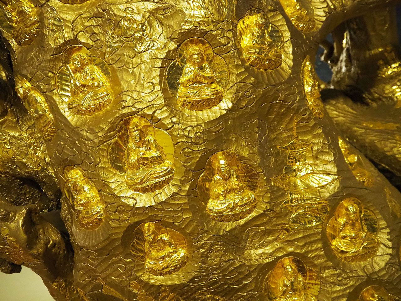 ピラミッド元氣温泉の中央に置かれた黄金のケヤキには、千体の仏像が彫られ、その上に金箔が貼られている。