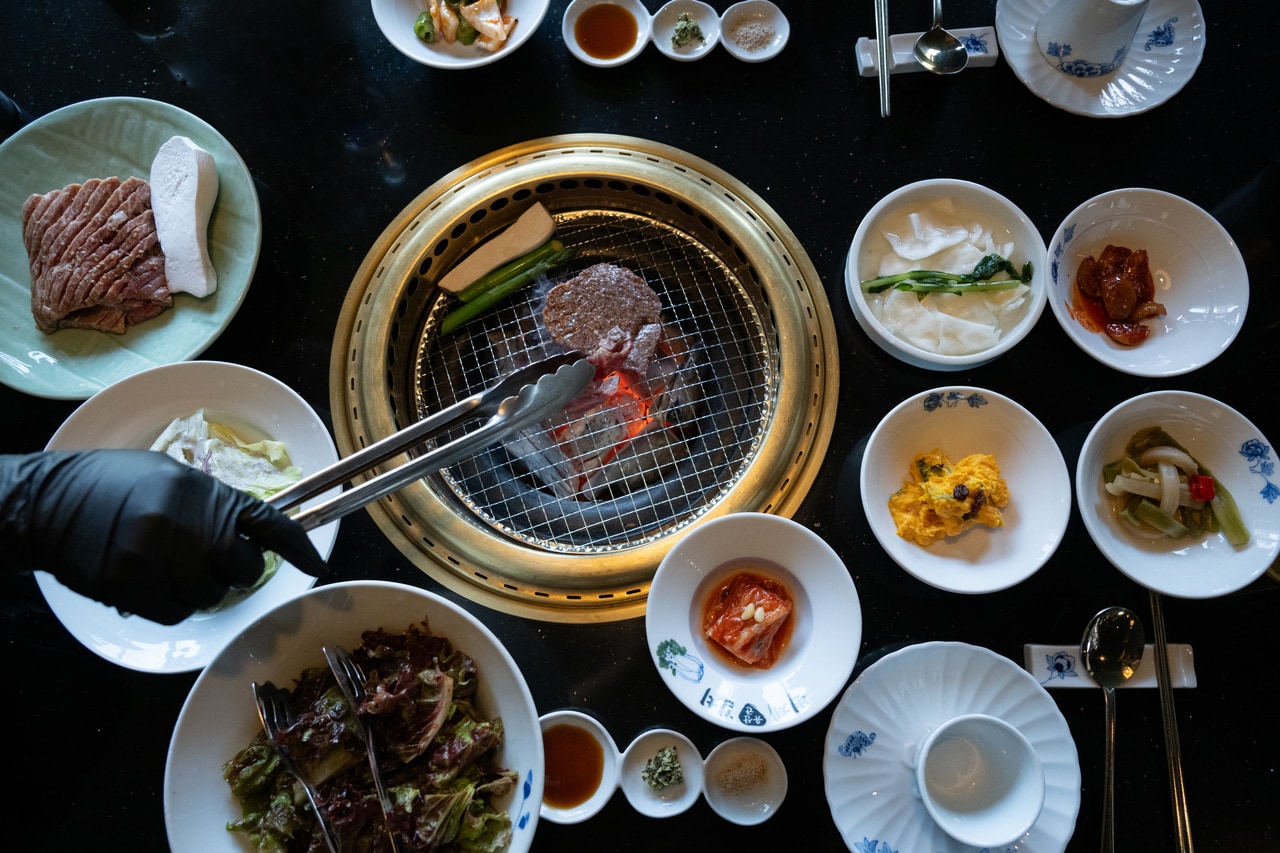 テーブルを彩る前菜の数々。キムチ、ナムル、サラダなど、焼肉のお供にぴったりなパンチャンが食欲をそそる。