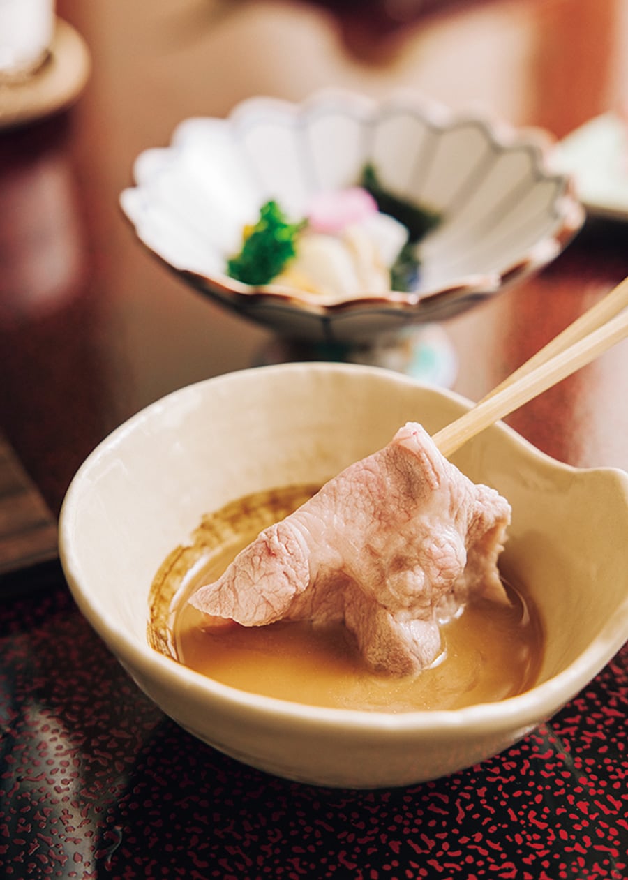 夕食は地元の名産・花巻白金豚のしゃぶしゃぶを。ひとりでも部屋食できるのが嬉しい。