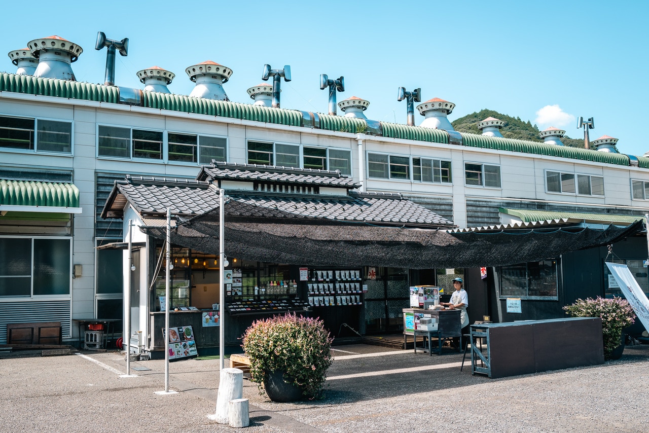 製茶工場前に併設の「はじまりの紅茶 テラスカフェ」。