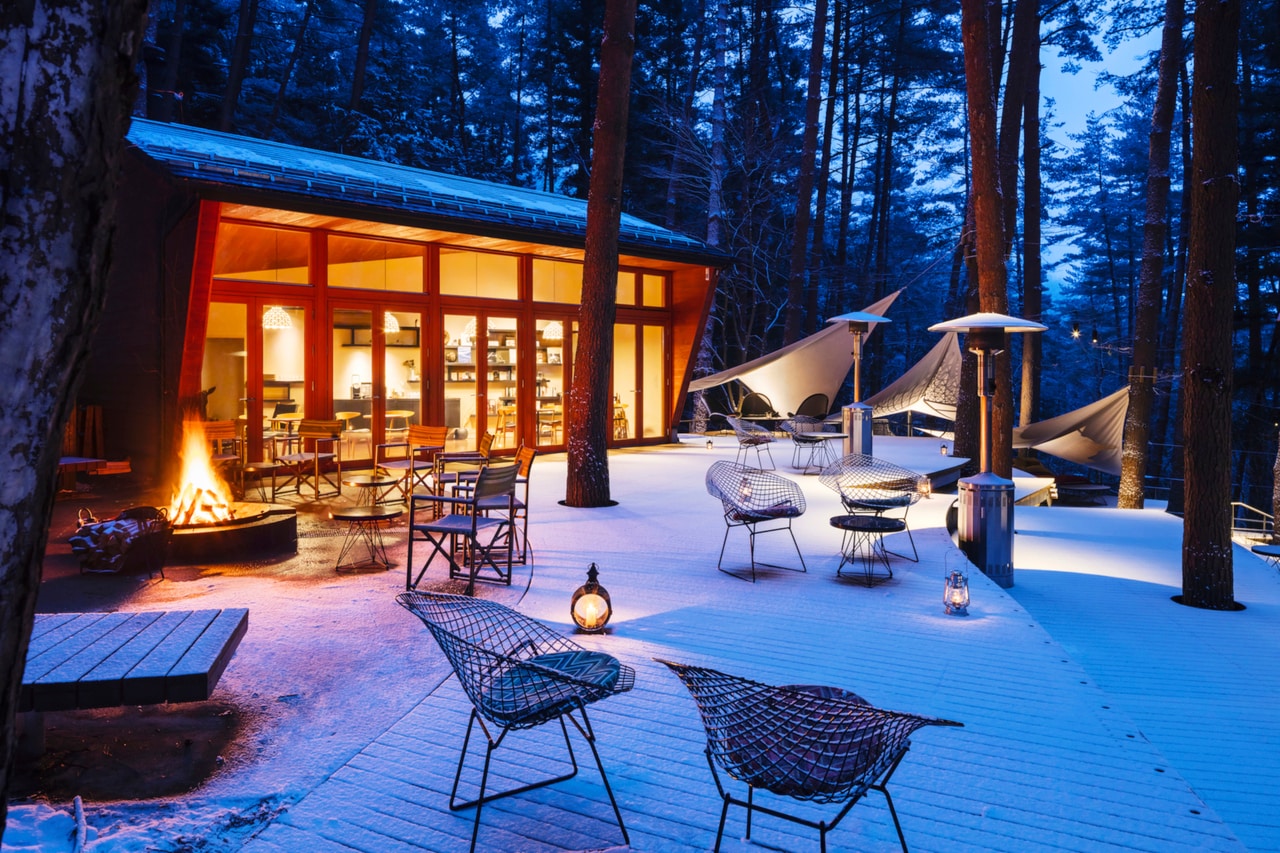 河口湖に面した丘に、ウッドデッキが浮かぶように配置されたクラウドテラスが「冬グランピング」の舞台のひとつ。夏の間は葉の陰に隠れていた鳥がひょっこりと姿を見せることも。