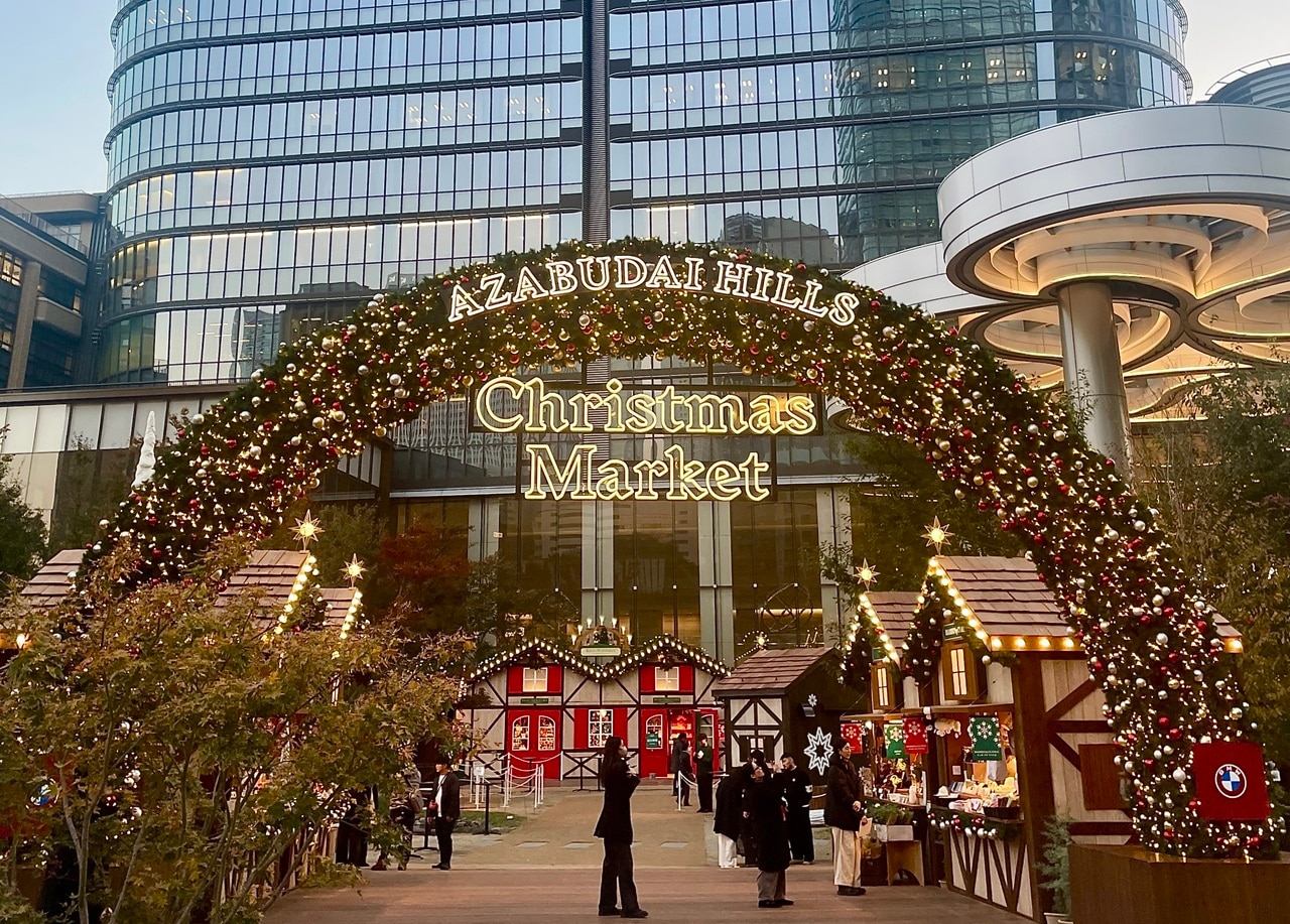 クリスマスマーケットのエントランス。きらめくアーチをくぐると、本場さながらのヒュッテが立ち並びます。