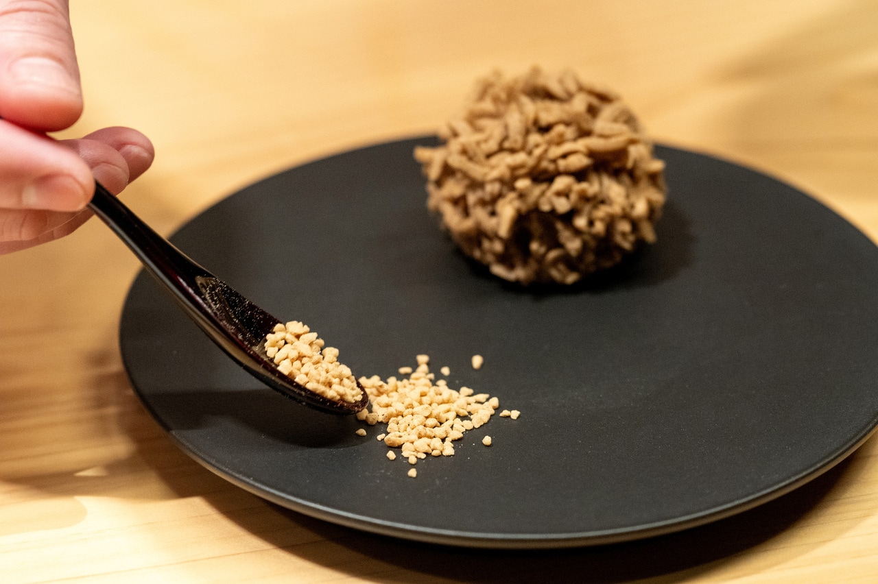 仕上げにパラリとアーモンドを添える。