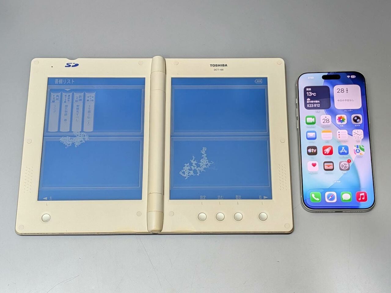 現行のスマホ（右、iPhone 17 Pro Max）との比較。記憶型液晶はコントラストなどに課題はあるものの、画面サイズは現行のタブレットと比べてもひけをとりません