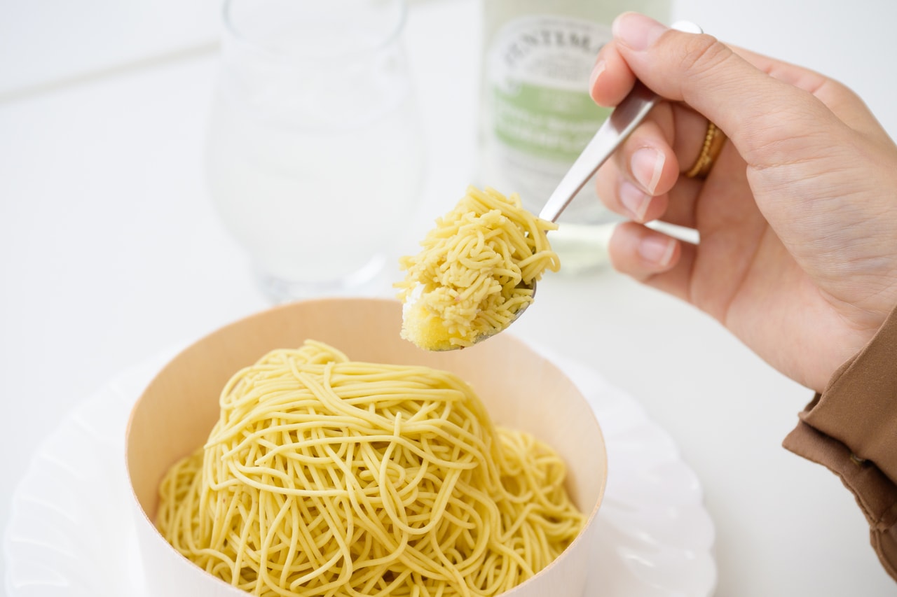 スポンジやクリームの上に、惜しみなく絞ったモンブラン。