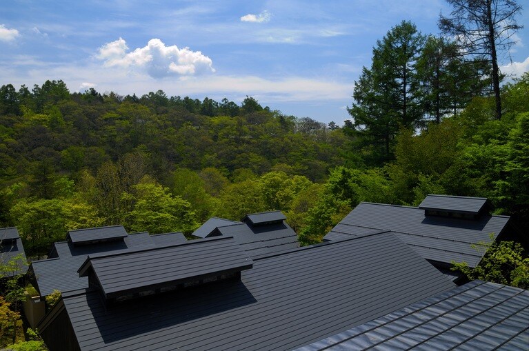 客室の屋根の上に取り付けた小屋根「風楼」で自然の冷気を取り入れ、室内の涼を保つ。省エネ＆人にも環境にも優しい環境建築。