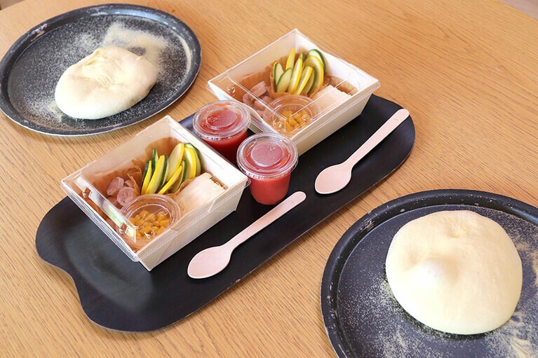 生地を広げ、具材を好きな位置にのせていきます。