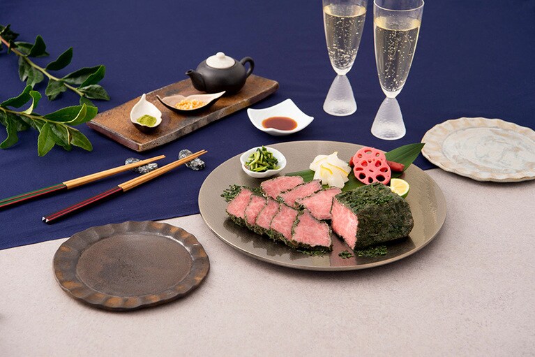 それぞれの素材を生かすため、塩、ブラックペッパー、昆布粉を独自の配合で味付け。碾茶がお肉の甘みを引き立てる、上品な一品だ。