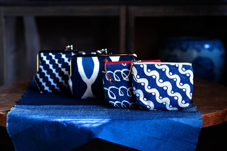 オリジナル商品も販売。左から“がま口ポーチ” 4,400円、“チャック付きポーチ” 3,850円。