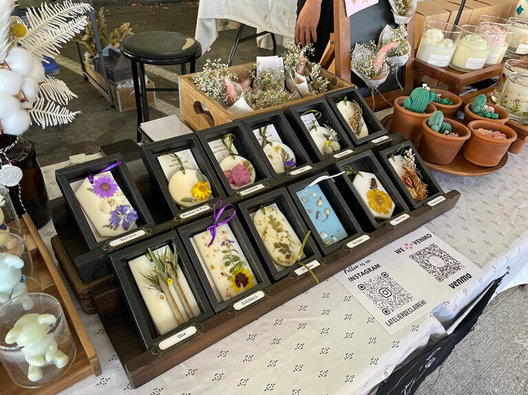 「ラトリエ・ドゥ・クレア」のキャンドル、ワックスタブレット。