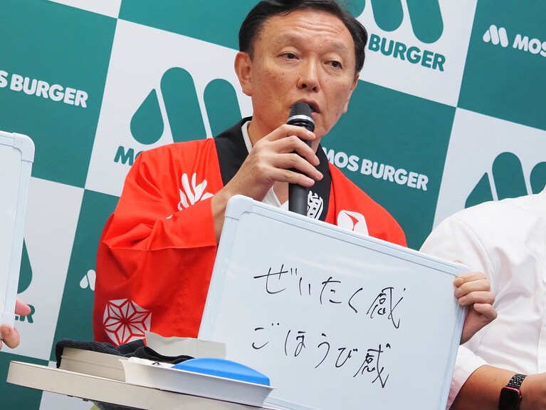 フリップを手に「私、ぜいたく、ごほうびという漢字が書けませんでした（笑）」と告白する永野さんでした。