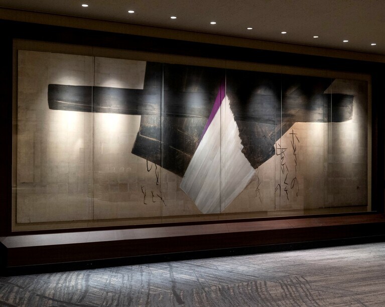 宴会場ホワイエを彩る篠田桃紅氏の屏風画。