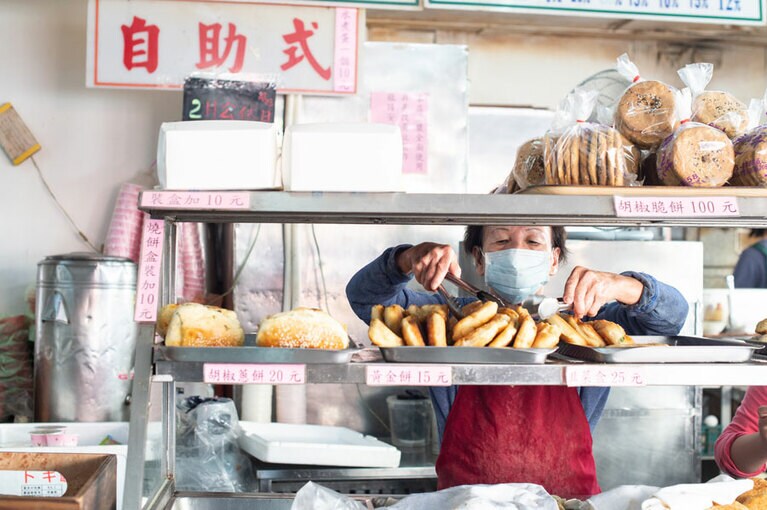 朝食の老舗「清珍早點」。宜蘭特産のネギがたっぷり入った胡椒葱餅など、おなじみの朝食メニューがずらり。