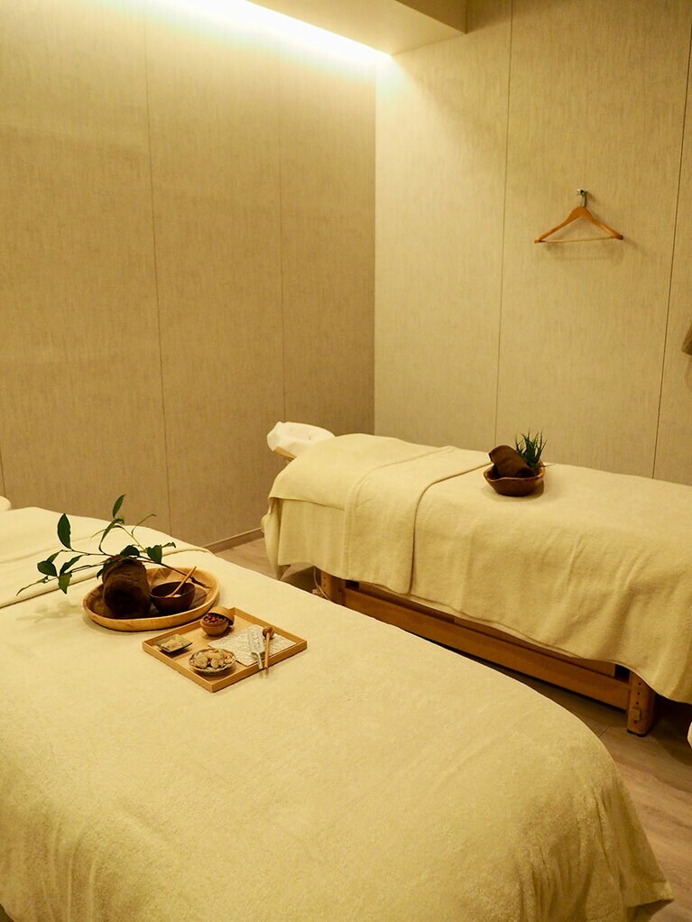 Toji Wellness & SPA「まほろみ」。夫婦やカップルで施術できるペアルームが1室ある。