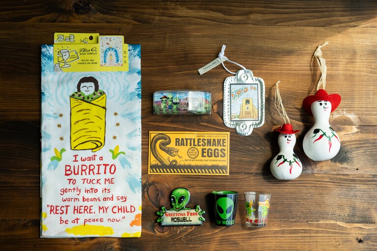 今回の旅で見つけたニューメキシコならではのグッズ。なかには「ガラガラ蛇の卵（Rattlesnake Eggs）」などの謎めいたアイテムも（気になるその中身は、懐かしい感じのジョークグッズでした）。